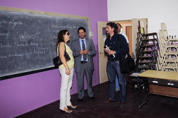 El jefe de Programa Infraestructura y Sociedad, Jorge Abdala junto al arquitecto Esteban Bustos y una de las encargadas del Centro Educativo Nº 2 “Paula Domínguez de Bazán”.