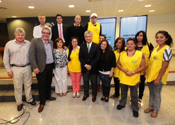  en el Salón Blanco de Terrazas del Portezuelo, cinco cooperativas de trabajo formadas a partir del Ministerio de Inclusión Social, firmaron convenios