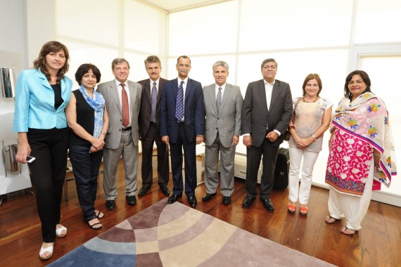 El gobernador Claudio Poggi junto a la delegación de la India que visita la Provincia.
