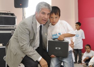Los alumnos de primer grado recibieron sus computadoras.