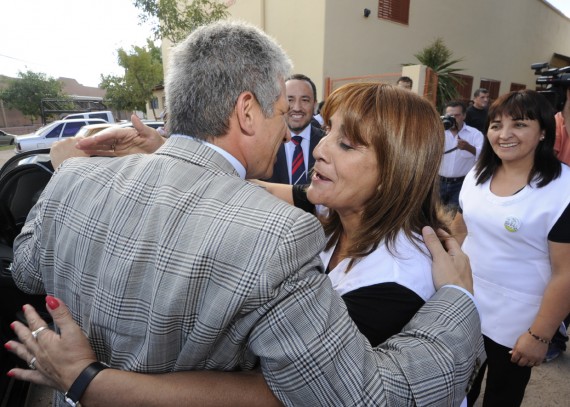 El Gobernador junto a la directora de la Escuela Saturnino González Camarero, María Cristina Ansoren.