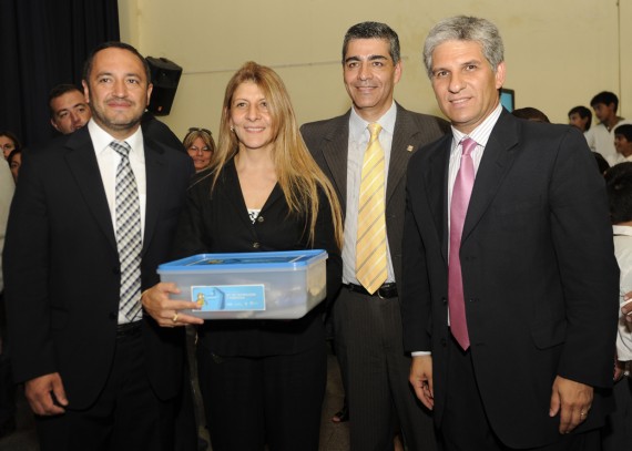 El Gobernador entregó 12 kits de robótica a la Escuela "Dr. Luis Roberto Barroso" de Villa Mercedes