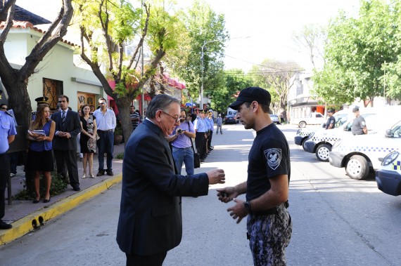 El jefe de la Policia, Miguel Àngel Ubieta, entrega  las llaves de un móvil
