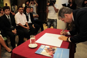 El gobernador firmó los decretos de readjudicación.