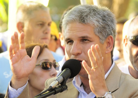 El gobernador de la Provincia, CPN Claudio Poggi encabezó el acto de la inauguración de pavimento en la ciudad de Villa Mercedes.