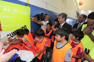 El Gobernador junto a los chicos de una comisión deportiva de Ciudad de La Punta.