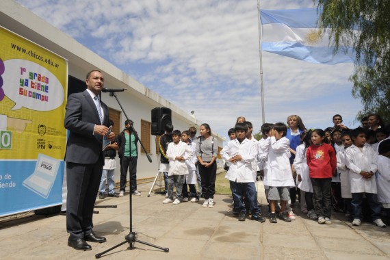 El ministro Sosa habla durante el acto en la escuela del Paraje Algarrobo Blanco