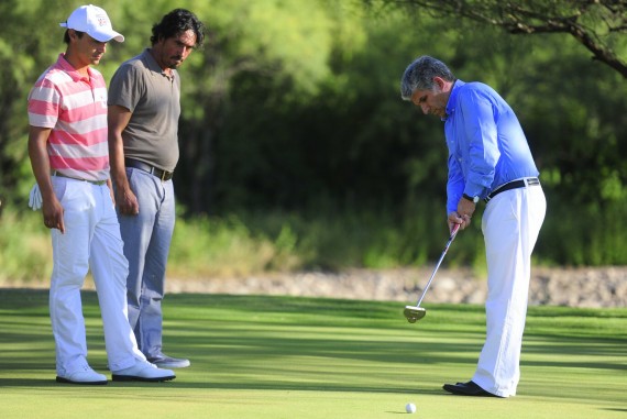 Poggi dando un golpe corto en el 'green'.