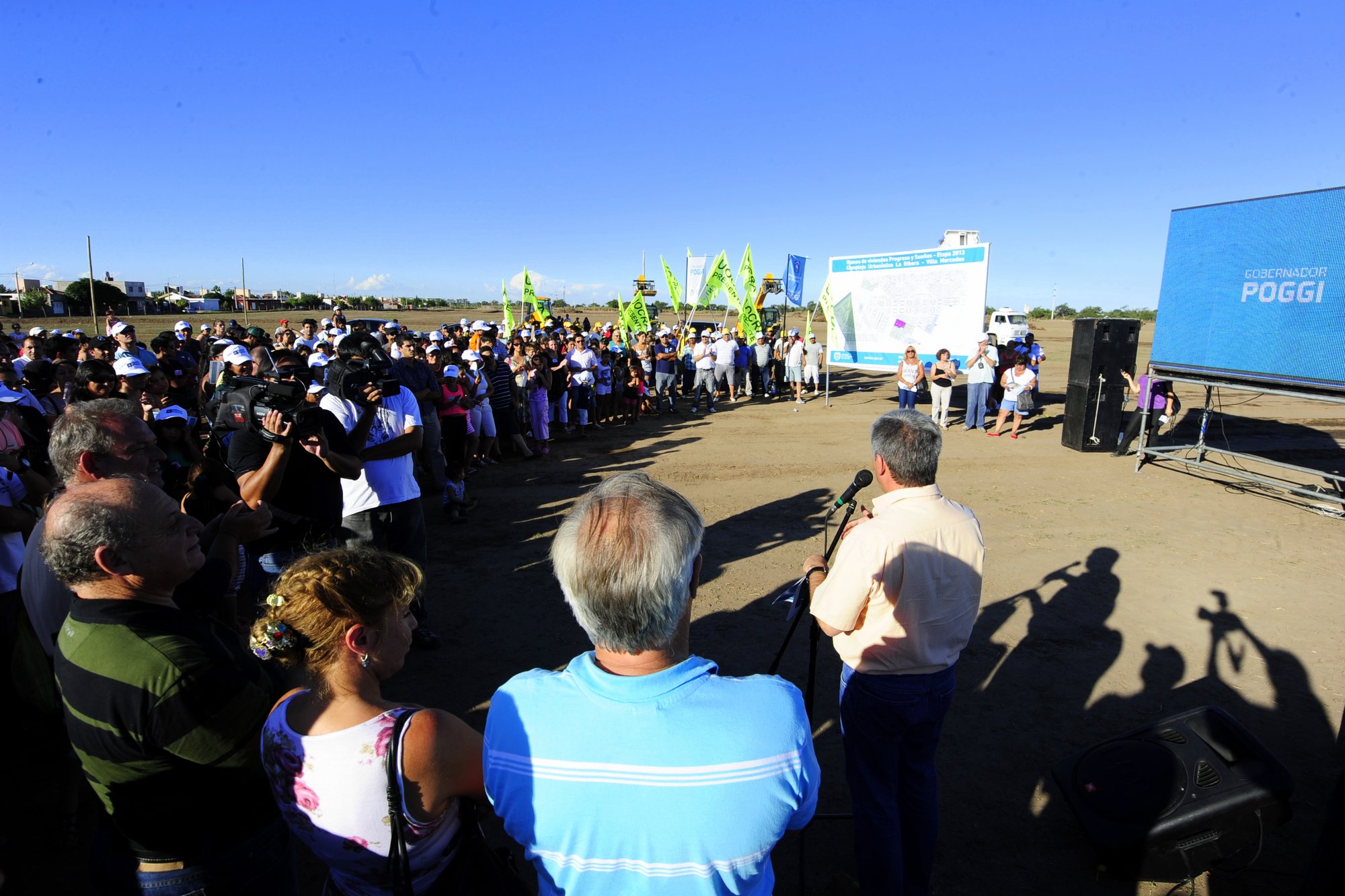 El Gobernador inspeccionó con preadjudicatarios de Mercedes el lugar donde se construirán las viviendas