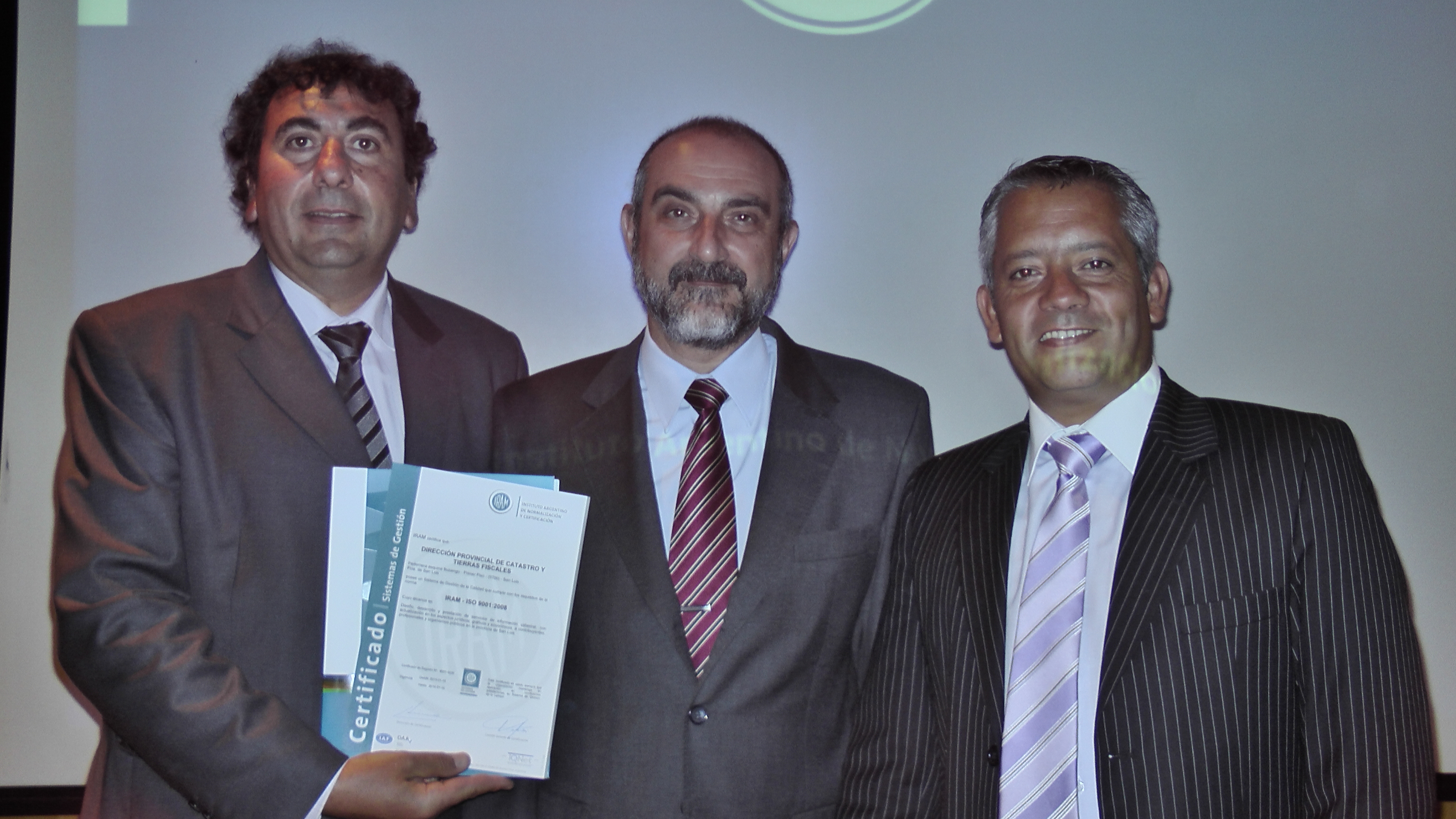 El ministro de Hacienda y Obras Públicas, José María Emer, y el titular de Catastro Fernando Nasisi, junto a Alberto Schiuma, director de Certificación del IRAM.