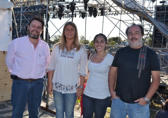 La Ministra de Turismo junto a funcionarios  en del cierre del Festival del Río San Luis   