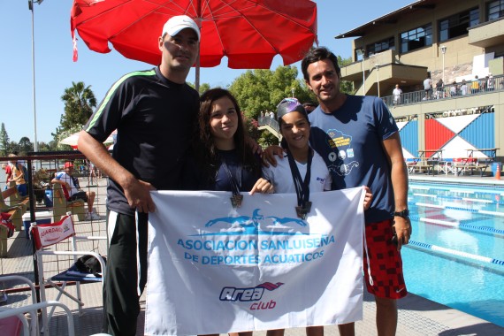 Las representantes puntanas junto a sus entrenadores