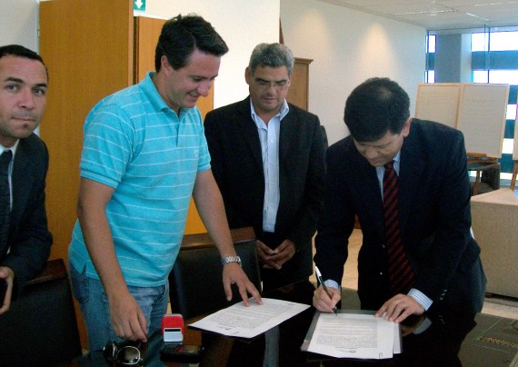 Mones Ruiz y Dermechkoff durante la firma de uno de los convenios.