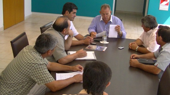 El ministro de la Vivienda, Eduardo D'Onofrio, en reunión con intendentes del Departamento San Martín.
