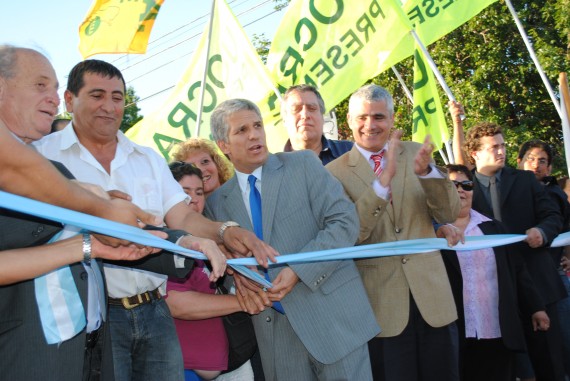 La imagen corresponde a la inauguración de pavimento urbano en los barrios San Antonio y Las Mirandas de Villa Mercedes