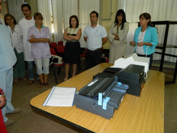 Funcionarios del Ministerio de Salud en la entrega de equipamientos para la detección de dengue en el Hospital San Luis