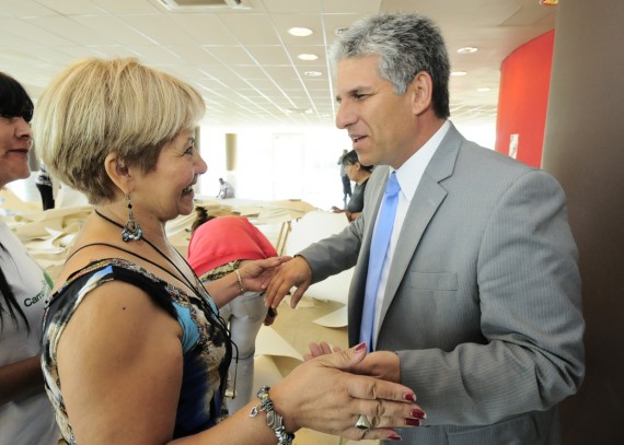 El Gobernador fue recibido por la responsable del taller, Lidia Muñoz.