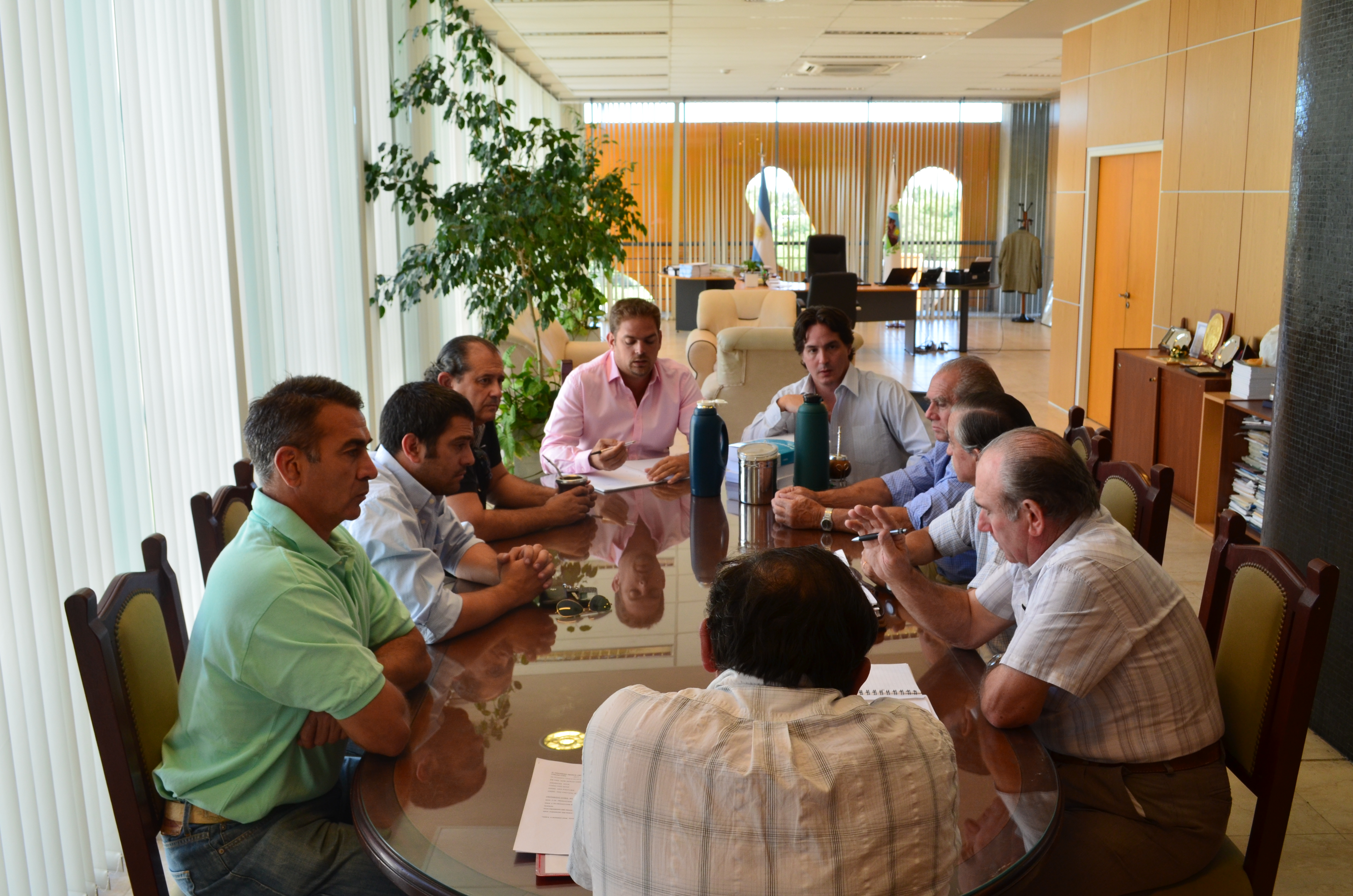 Tomasevich junto a los representantes de las entidades rurales.