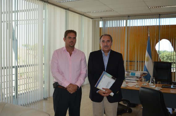 Tomasevich junto al Secreatario Regional del Ministerio de Agricultura de Chile.