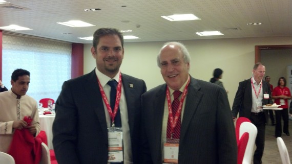 Tomasevich junto al ex ministro de Agricultura de los Estados Unidos, Dan Glickman.