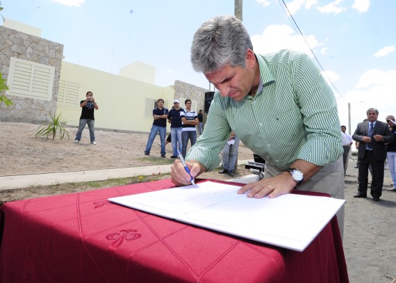 Durante el acto, el gobernador CPN Claudio Poggi firmó el decreto para la construcción de dos nuevos núcleos habitacionales de los planes Progreso y Sueños y subrayó la puesta en marcha de tres casas del Plan Solidaridad.