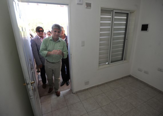 El gobernador CPN Claudio Poggi visita las nuevas casas.
