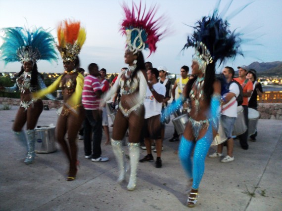 Muestra de la belleza de las pasistas que desfilarán al ritmo de la samba.