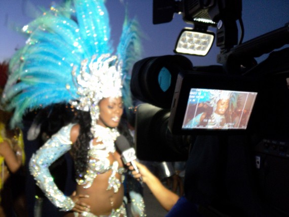 “O Globo”, con su equipo de periodistas entrevistando a las pasistas del Carnaval de Rïo que se viene en San Luis.