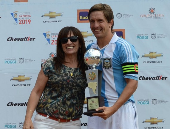 la intendente Gloria Petrino entrega a Franceschini el premio a mejor jugador del torneo