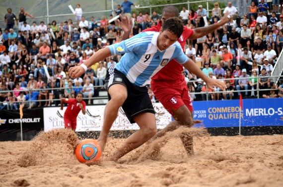 Argentina se impuso 2 a 1 ante Perú.