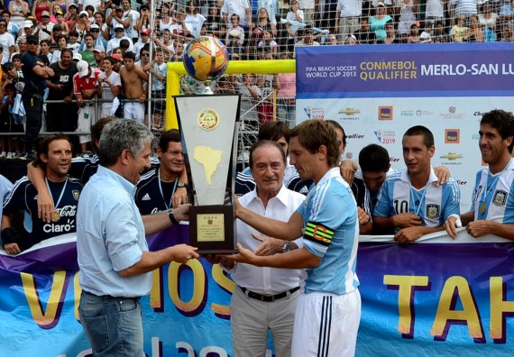 el gobernador Claudio Poggi le entrega la copa al capitan argentino