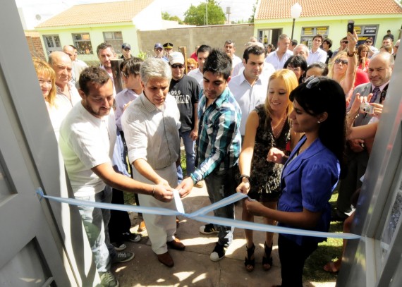 Las autoridades y dueños desatan las cintas para dejar inaugurado el local de manera oficial