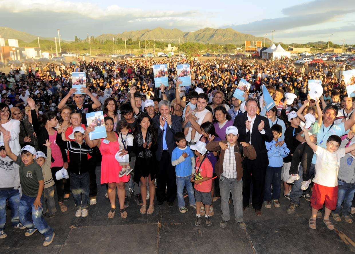 mas de 1500 viviendas entregó el gobernador Poggi durante 2912