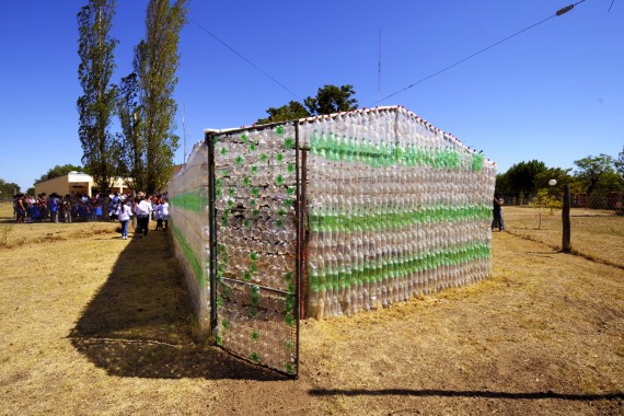 El vivero està realizado con botellas de plastico. Ingenio y cuidado del medio ambiente