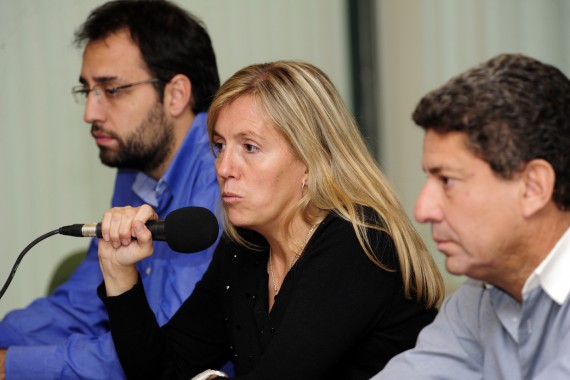 En conferencia de prensa la ministra de Deportes, Adelaida Muñiz, acompañada por funcionarios de su cartera.