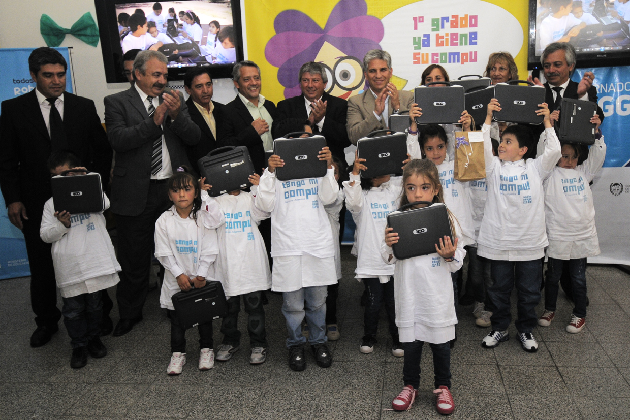 Se entregaron 15 computadoras a los chicos de primer grado de siete escuelas y se inauguraron oficialmente las ampliaciones y las refacciones de la Escuela “Granadero D. Ortiz”.