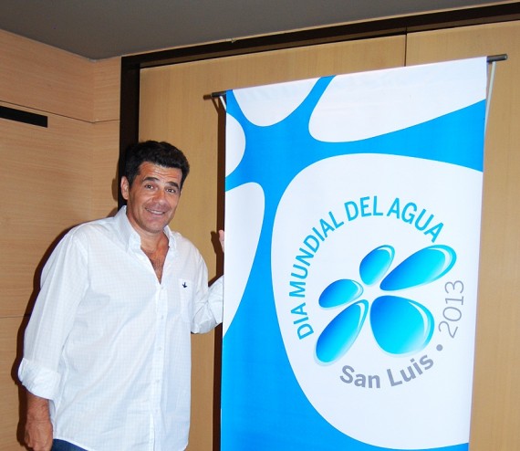El conductor y actor Julián Weich, expuso en el II Congreso Internacional del Agua.