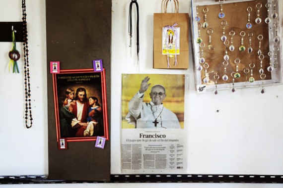 la imagen del papa argentino convive con el cristo de la quebrada