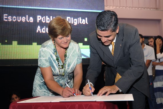 Momento de firma de convenio con la Universidad de La Punta.