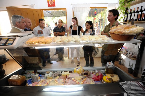 "El Conde" ofrece la venta de sandwichs y tablas de picadas.