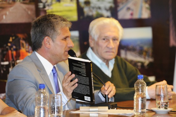 El Gobernador junto al prestigioso entrenador muestra el libro que refleja su vida