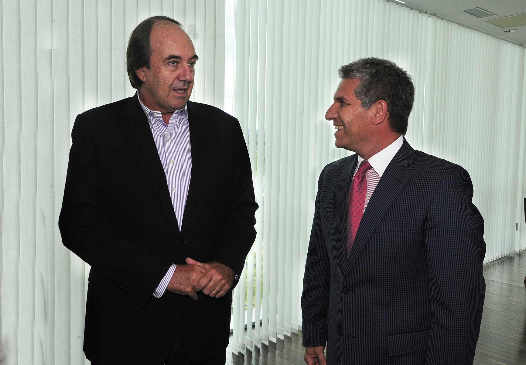 Poggi recibió saludos protocolares del Jefe de Artillería N°7 y del conferencista internacional Fernando Parrado