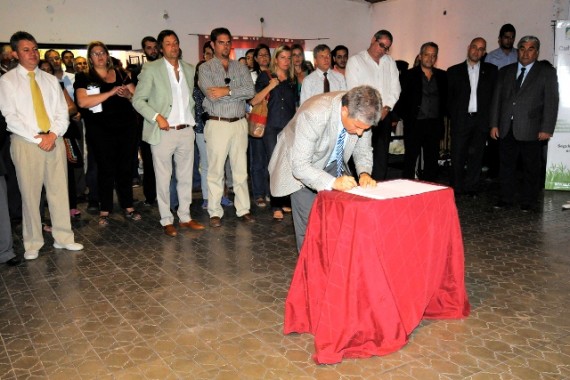 El Gobernador firmando el decreto de adjudicación de la obra de alumbrado público de Batavia.