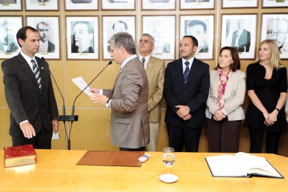Martín Olivero jura como ministro de Relaciones Institucionales y Seguridad.