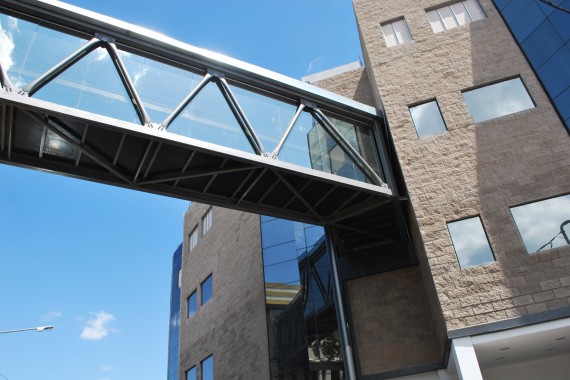 El puente comunica a los dos edificios del  CERHU.