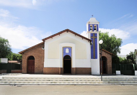 la tradicional iglesia al pie del cerro