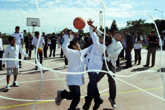 En 3 establecimientos educativos de la provincia, los chicos pueden disfrutar ahora de playones nuevos para practicar deportes.
