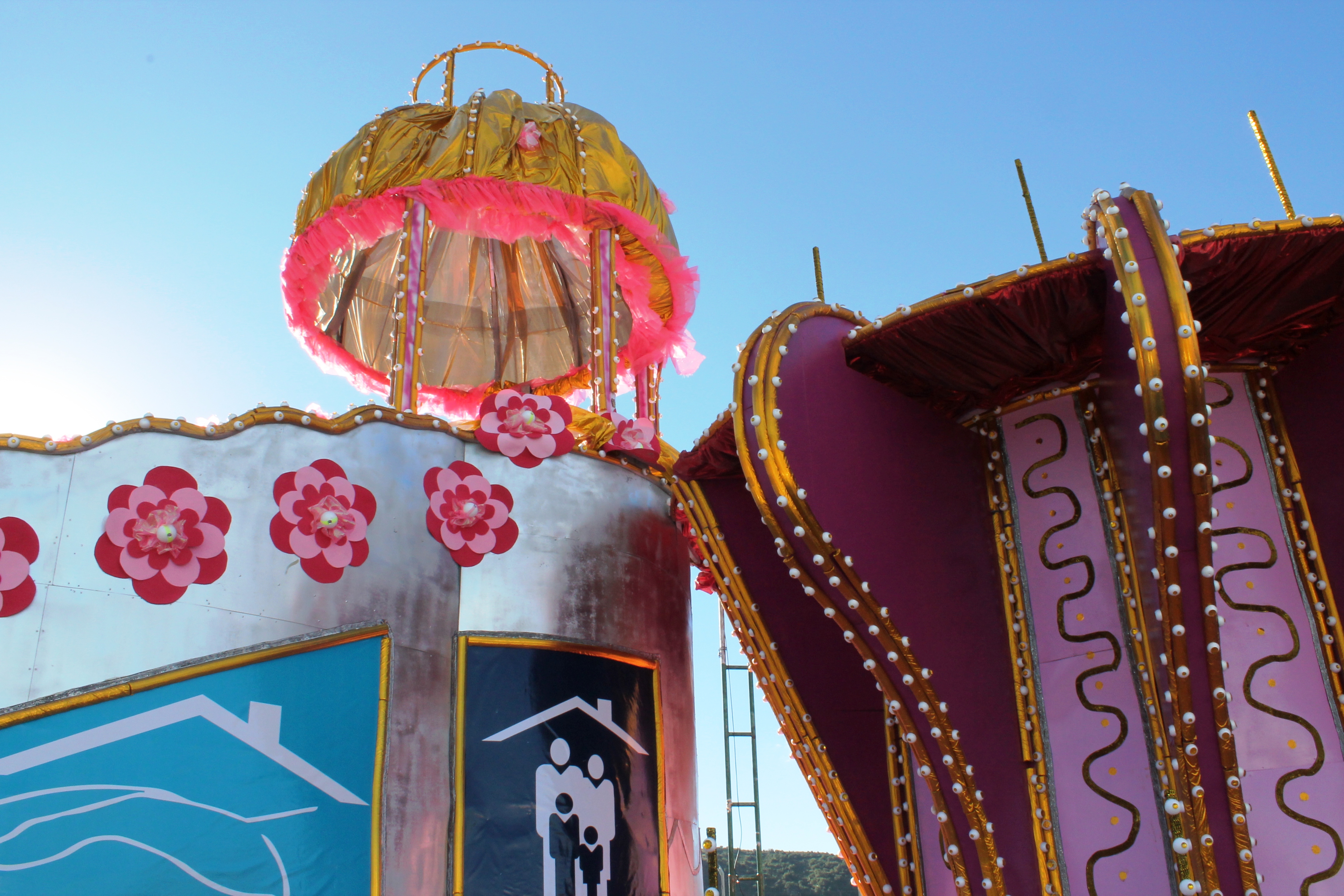 Ultiman detalles ornamentales de las alegorías que desfilarán en el Carnaval.