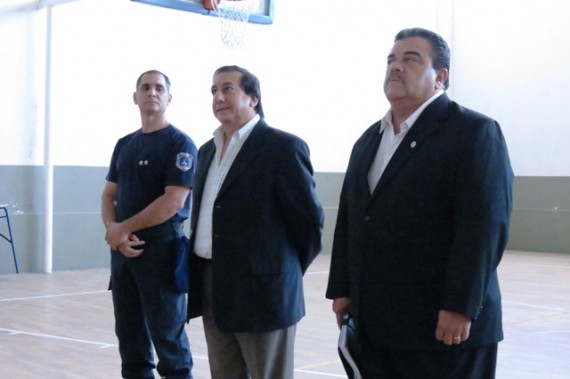 En la imagen: (de izquierda a derecha) Comisario Roberto Poggio, Jefe del Cuerpo de cadetes, el Rector Julio Vallejo y el Comisario (R) Jorge Lavia a cargo de la Dirección de Instrucción.
