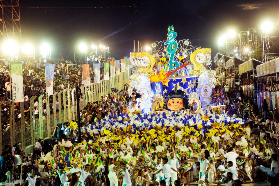 Unas 2500 personas danzaron al ritmo carioca sobre los 500 metros de pista. 